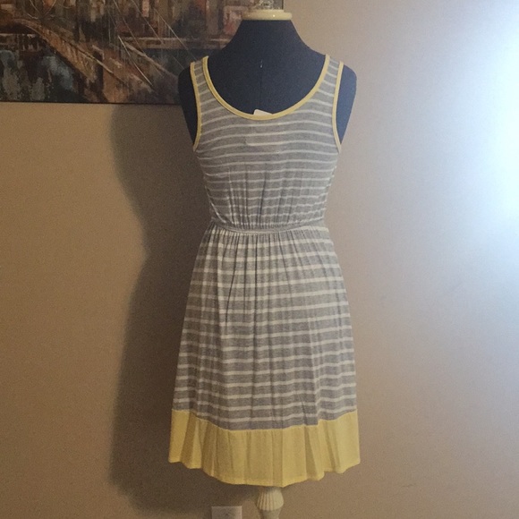 Adorable lemon trim sleeveless dress - Picture 5 of 5